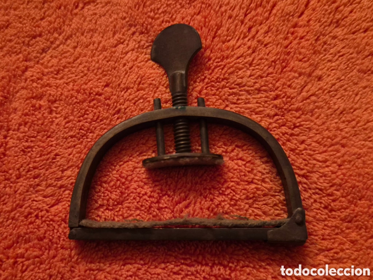 Instrumentos musicales: Cejilla / Capo Vintage de Bronce Macizo para Guitarra &ndash; Mecanismo de Rosca Antiguo