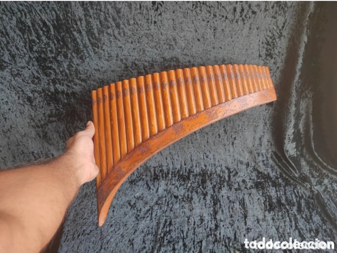 Instruments Musicaux: Espectacular flauta de pan 28 tubos con zonas talladas en la madera