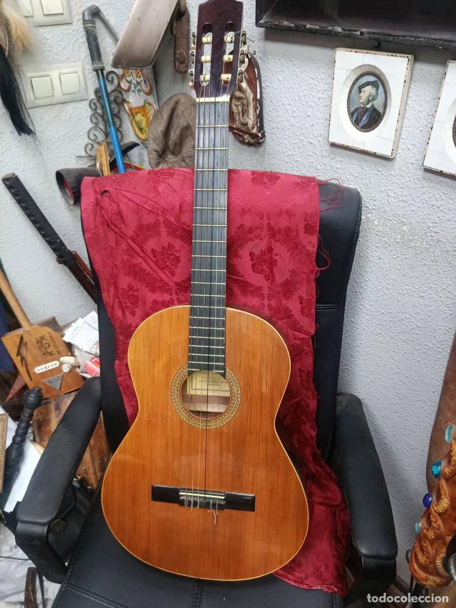Instrumentos musicales: Guitarra profesional.Manuel Pe&ntilde;a, Granada.A&ntilde;os 70