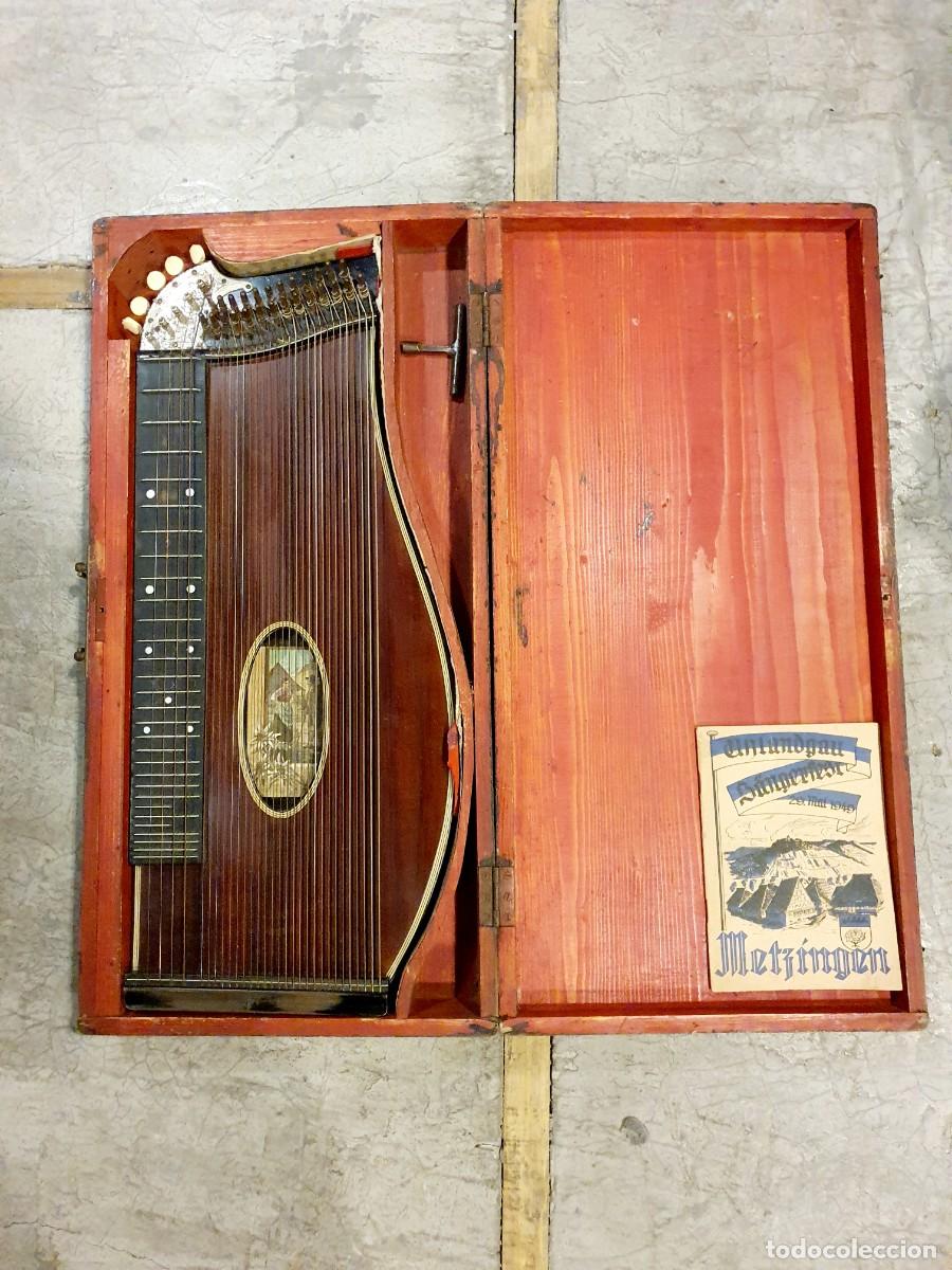 Instrumentos Musicais: C&iacute;tara alpina con estuche. 1930.