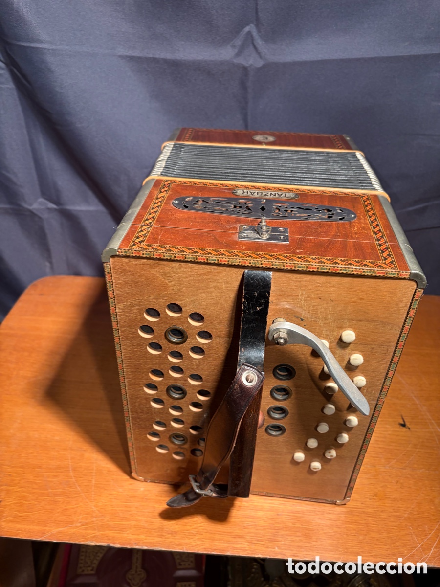 Instrumentos musicales: ACORDEON AUTOMATICO O CONCERTINA MECANICA, MARCA TANZBAR, ALEMANIA