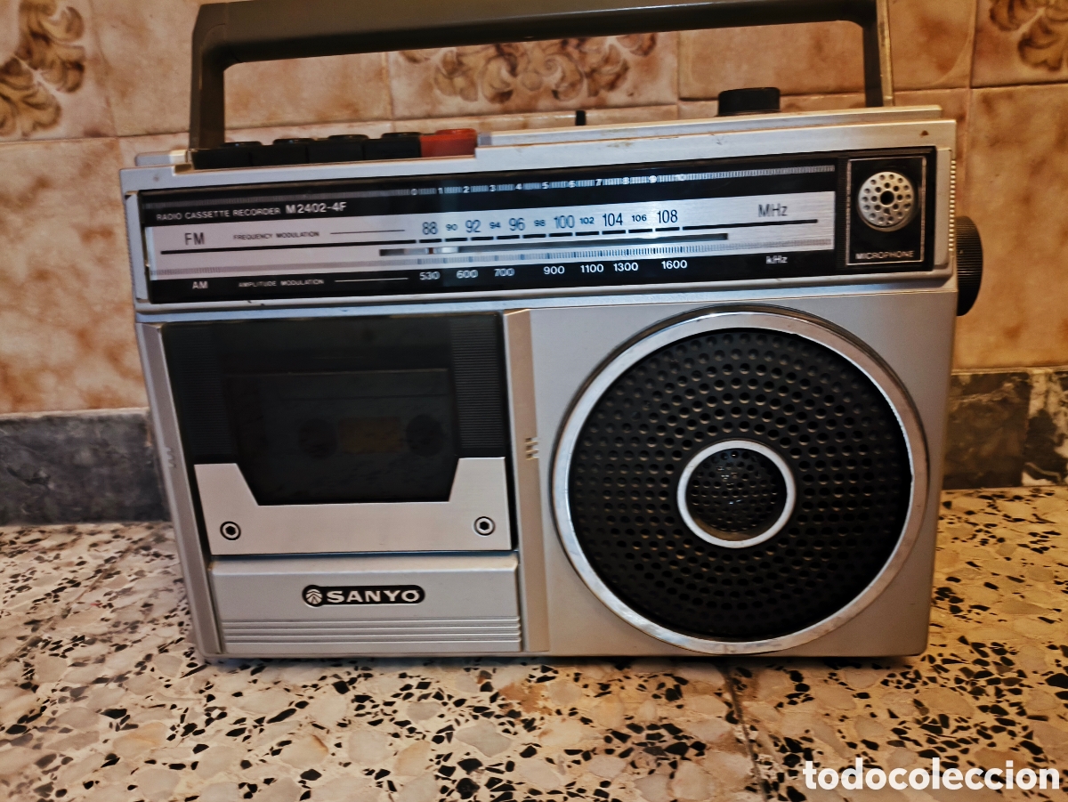 Instrumentos musicales: Radiocasete port&aacute;til vintage Sanyo M2402-4F