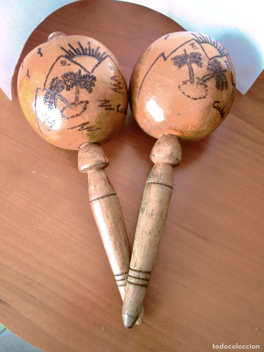 Instrumentos musicales: 2 MARACAS PROCEDENTES DE CUBA - 22X8 CM