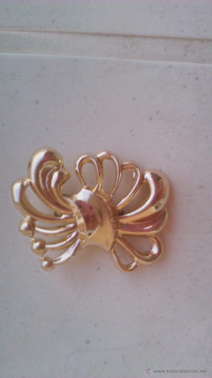 Joyeria: Bonito broche de metal dorado . - Foto 1