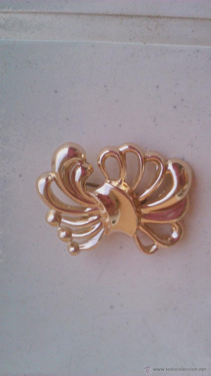 Joyeria: Bonito broche de metal dorado . - Foto 2