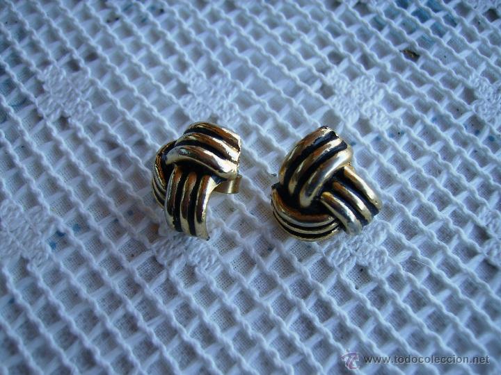 Jewelry: **PAR DE  PENDIENTES, GEMELOS, PINS DE OJAL NO SE LO QUE SON. BONITOS Y DE COLOR DORADO**