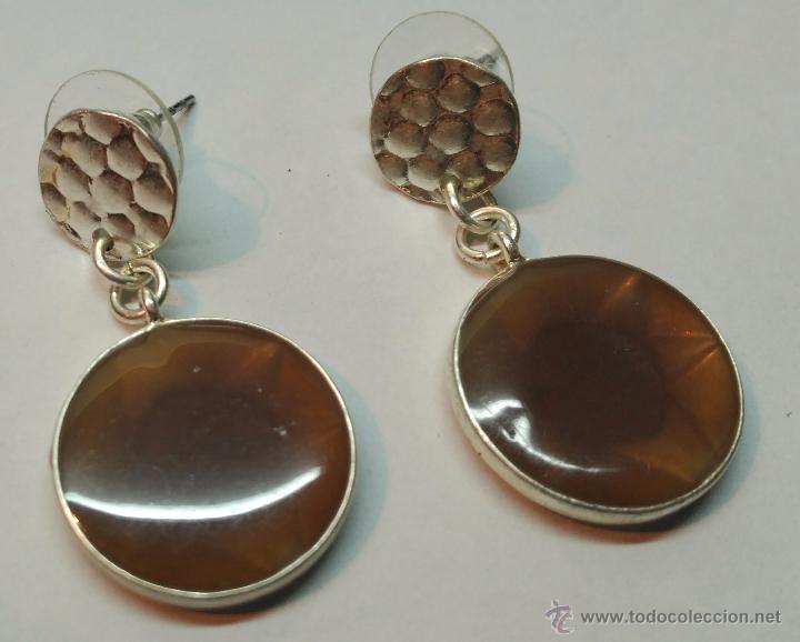 Joyeria: Bonita pareja de pendientes de plata con piedra central tipo &aacute;mbar oscuro