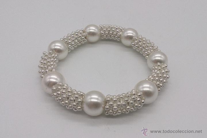 Joyeria: Moderna pulsera con perlas y cuentas plateadas . - Foto 2