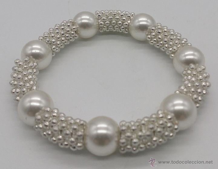Joyeria: Moderna pulsera con perlas y cuentas plateadas . - Foto 3