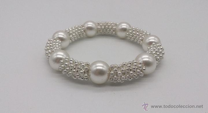 Joyeria: Moderna pulsera con perlas y cuentas plateadas . - Foto 4
