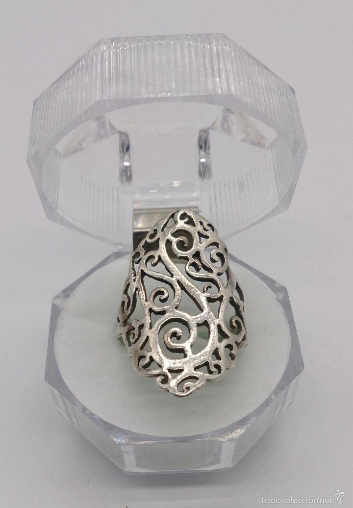 Joyeria: Anillo antiguo en plata de ley contrastada y bellamente labrada . - Foto 2