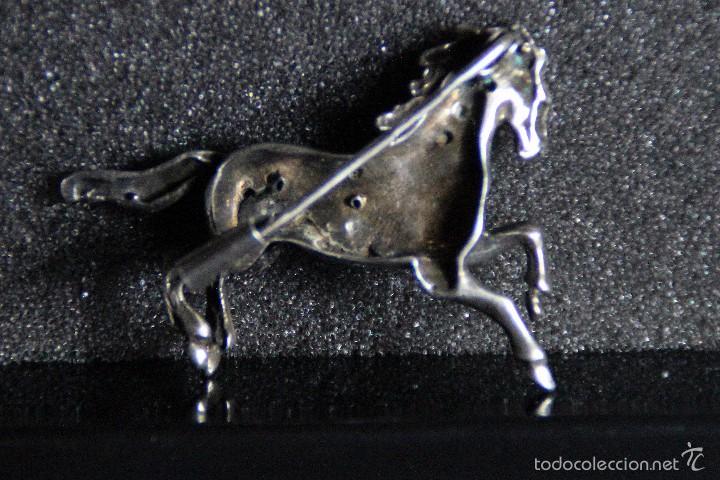 Joyeria: Precioso broche con caballo de plata. - Foto 2