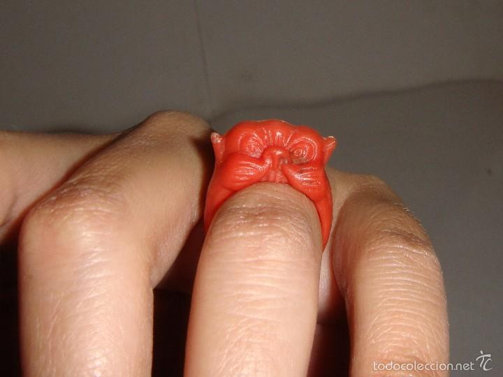 Joyeria: Anillo vintage con cabeza de perro Foo &middot; Pl&aacute;stico rojo moldeado &middot; ca. 1950 - Foto 2