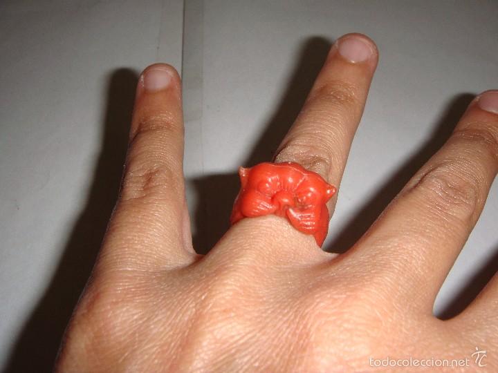 Joyeria: Anillo vintage con cabeza de perro Foo &middot; Pl&aacute;stico rojo moldeado &middot; ca. 1950 - Foto 3