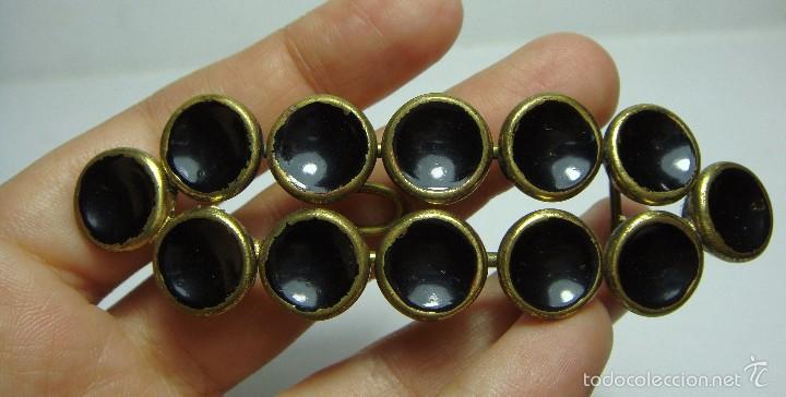 Joyeria: Hebilla o Broche de capa en lat&oacute;n dorado y cabujones negros &middot; 8,5 cm &middot; ca. 1890&ndash;1920