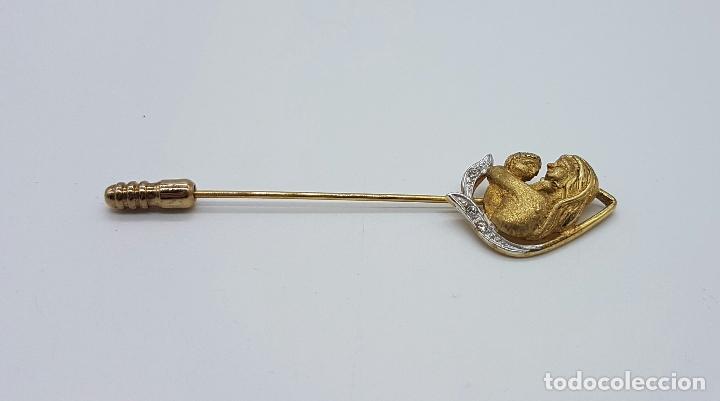 Joyeria: Broche antiguo, bello motivo maternal en plata de ley cincelada chapada en oro de 18k y circonitas . - Foto 3 - 63424156