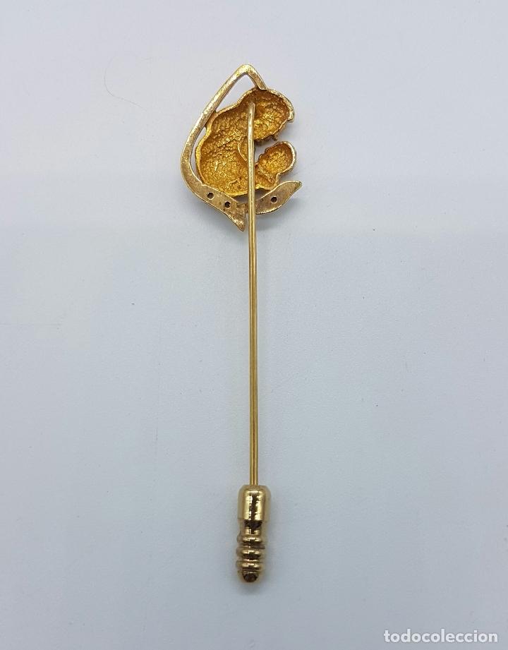 Joyeria: Broche antiguo, bello motivo maternal en plata de ley cincelada chapada en oro de 18k y circonitas . - Foto 4 - 63424156