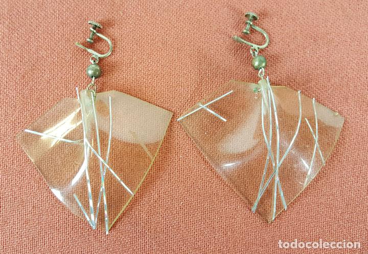 Jewelry: PEN099. PAREJA DE PENDIENTES EN VINILO TRANSPARENTE. ADORNOS SIMIL NACAR. CIRCA 1970.
