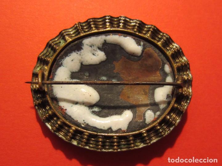 Joyeria: Antiguo broche pintado y esmaltado. - Foto 2