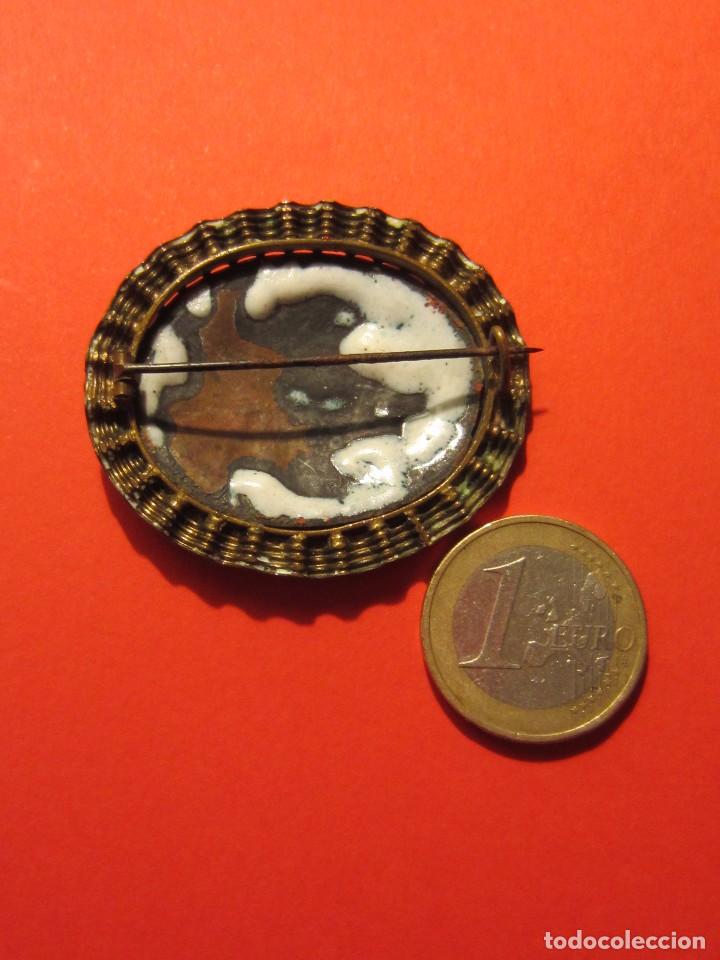 Joyeria: Antiguo broche pintado y esmaltado. - Foto 3