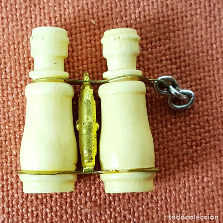 Joyeria: COLGANTE EN FORMA DE PRISMATICOS. CIRCA 1970. - Foto 3
