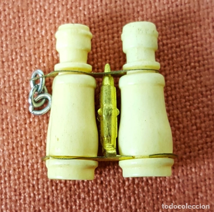 Joyeria: COLGANTE EN FORMA DE PRISMATICOS. CIRCA 1970. - Foto 6