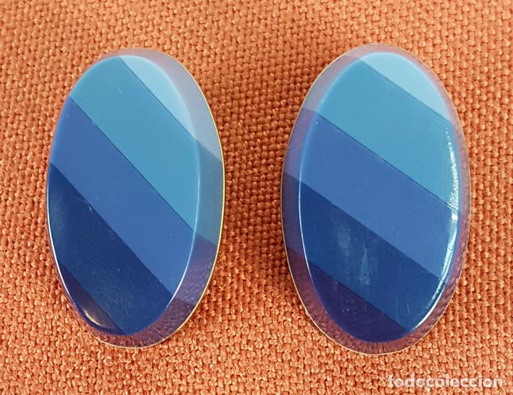 Jewelry: PEN113. PENDIENTES EN RESINA Y METAL. COLOR AZUL EN VARIOS TONOS. CIRCA 1970.