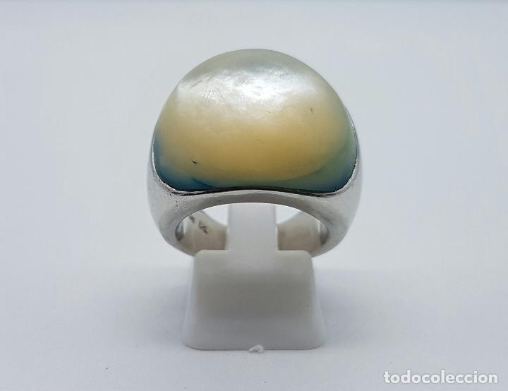 Joyeria: Gran anillo en plata de ley contrastada con cabuj&oacute;n de nacar . - Foto 1