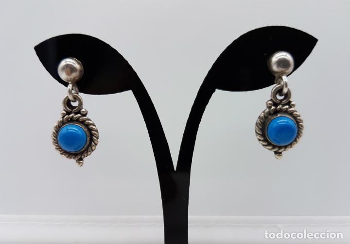 Joyeria: Pendientes antiguos en plata de ley repujada y contrastada con cabuj&oacute;n de piedra turquesa . - Foto 1
