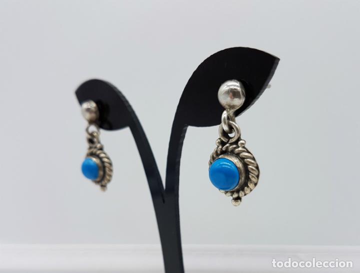 Joyeria: Pendientes antiguos en plata de ley repujada y contrastada con cabuj&oacute;n de piedra turquesa . - Foto 2