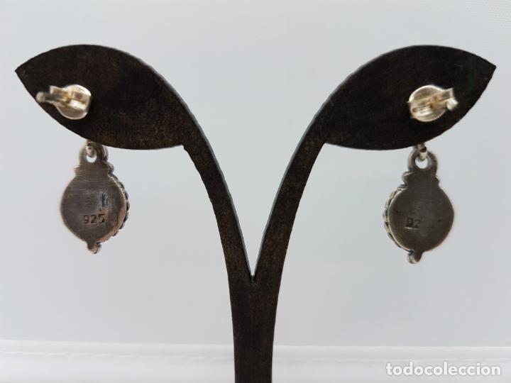 Joyeria: Pendientes antiguos en plata de ley repujada y contrastada con cabuj&oacute;n de piedra turquesa . - Foto 3