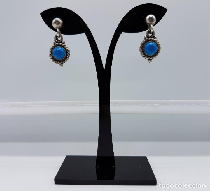 Joyeria: Pendientes antiguos en plata de ley repujada y contrastada con cabuj&oacute;n de piedra turquesa . - Foto 4