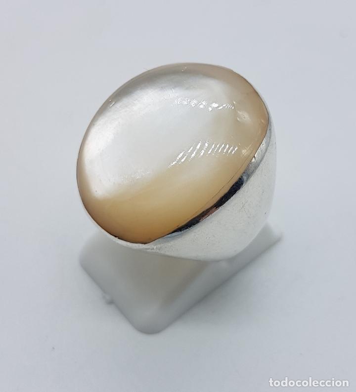 Joyeria: Gran anillo en plata de ley contrastada con cabuj&oacute;n de nacar . - Foto 1