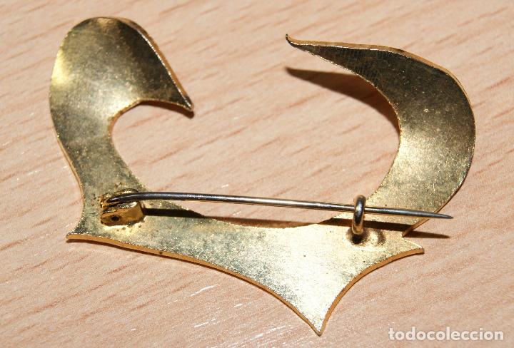 Joyeria: Antiguo broche de metal dorado. - Foto 2