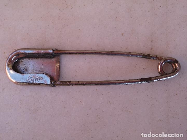 Joyeria: Gran broche en meta a&ntilde;os 70 - RISDON KEY-TAB - - Foto 1