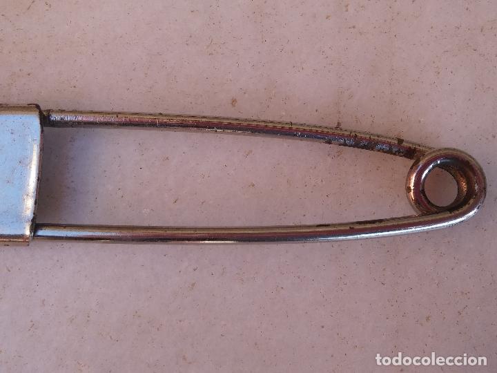 Joyeria: Gran broche en meta a&ntilde;os 70 - RISDON KEY-TAB - - Foto 4