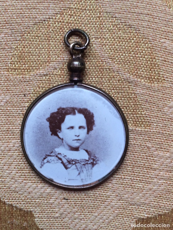 Joyeria: Antiguo colgante modernista de lat&oacute;n con foto miniatura de ni&ntilde;a.4 cm
