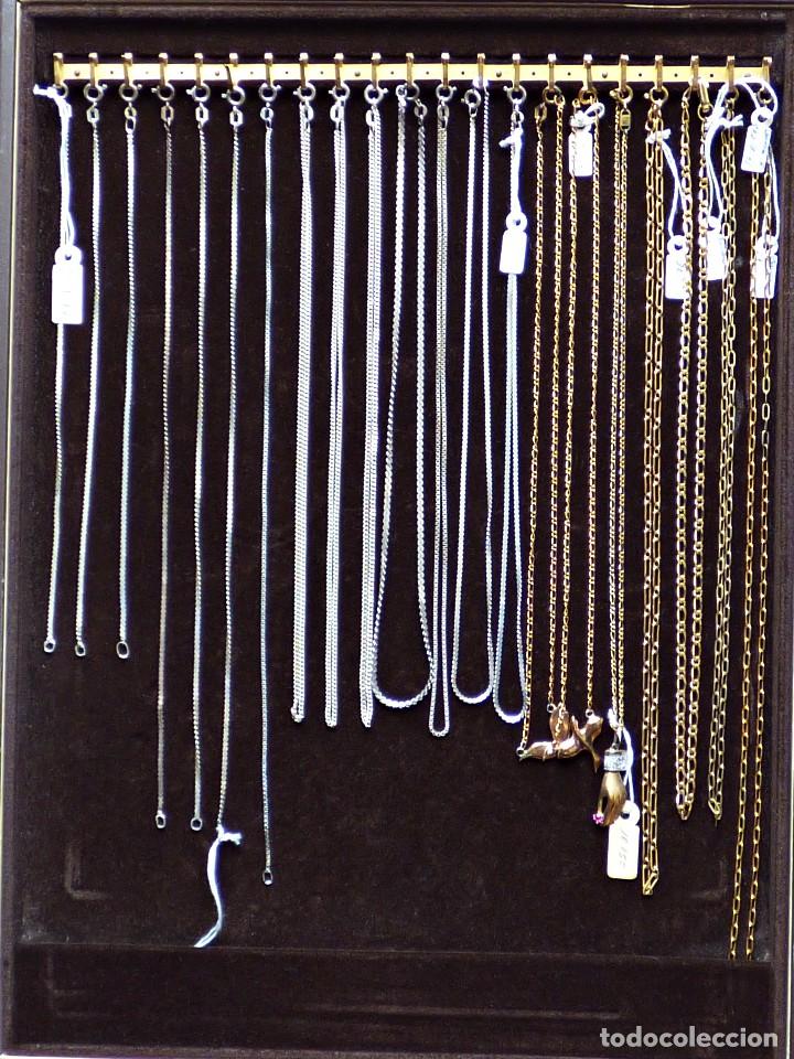 Schmuck: LOTE DE CADENAS Y GARGANTILLAS, EN PLATA Y PLATA DORADA CON BANDEJA EXPOSITORA