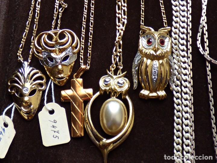 Joyeria: LOTE DE CADENAS Y GARGANTILLAS, EN PLATA Y PLATA DORADA CON EXPOSITOR