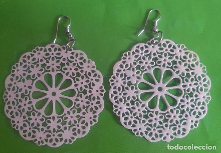 Schmuck: PENDIENTES 5,8 CTMOS. METAL CALADO Y ESMALTADO EN BLANCO