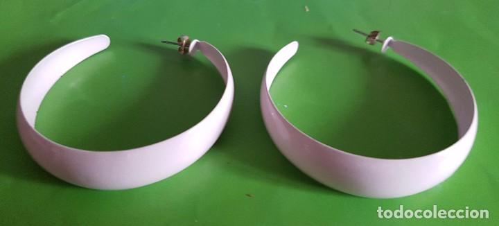 Schmuck: PENDIENTES 6 CTMOS. ARO METAL ESMALTADO EN BLANCO