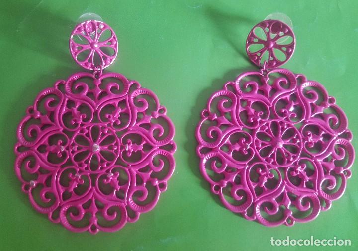 Schmuck: PENDIENTES 6,5 CTMOS. METAL CALADO Y ESMALTADO EN MORADO