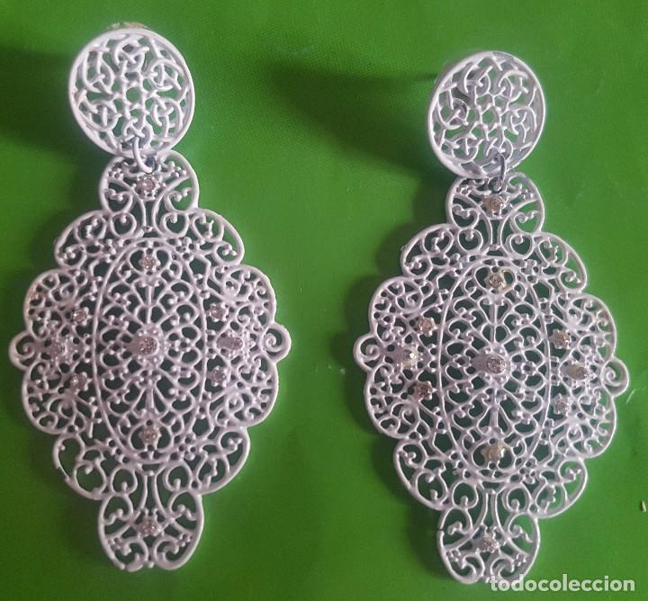 Schmuck: PENDIENTES 8,5 CTMOS. DE LARGOS, EN METAL CALADO Y ESMALTADO EN BLANCO