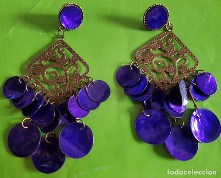 Schmuck: PENDIENTES 10 CTMOS. DE LARGOS, EN METAL Y ADORNOS EN AZUL
