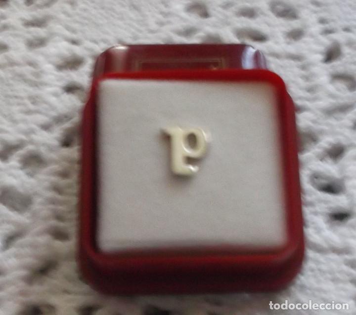 Joyeria: peque&ntilde;a inicial de plata con una P - Foto 1