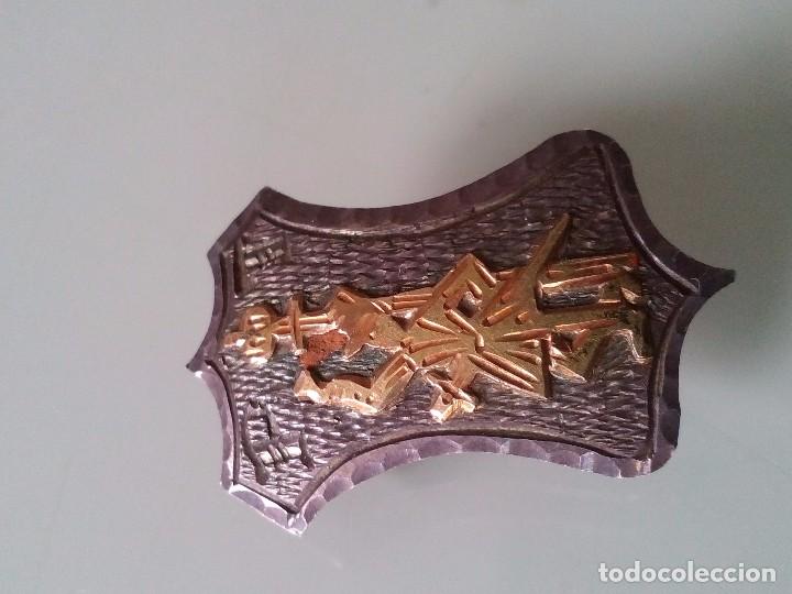 Joyeria: Curioso broche de plata y oro con personaje con copa y espada... - Foto 2