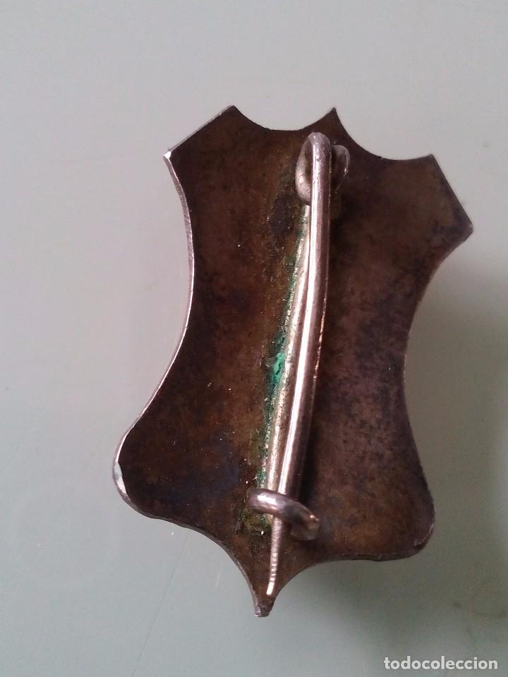 Joyeria: Curioso broche de plata y oro con personaje con copa y espada... - Foto 3