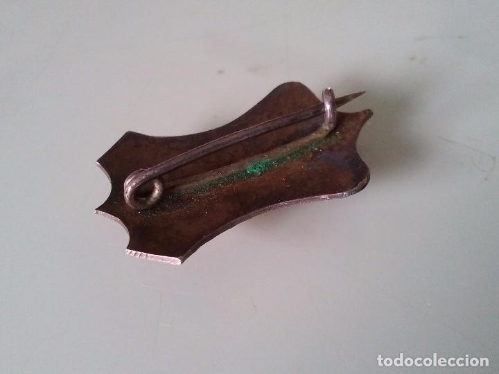 Joyeria: Curioso broche de plata y oro con personaje con copa y espada... - Foto 4