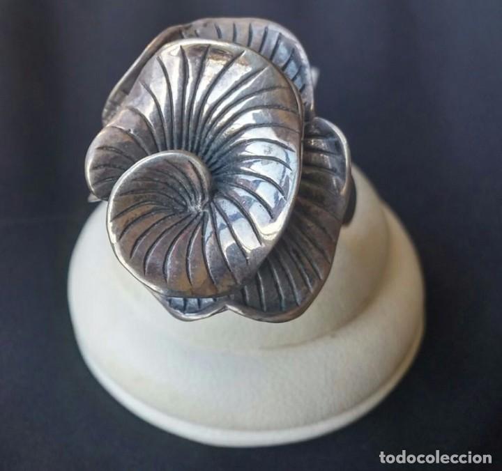 Joyeria: Anillo con gran Flor en Plata de Ley - Foto 2