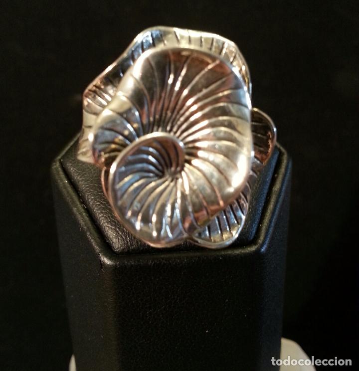 Joyeria: Anillo con gran Flor en Plata de Ley - Foto 1